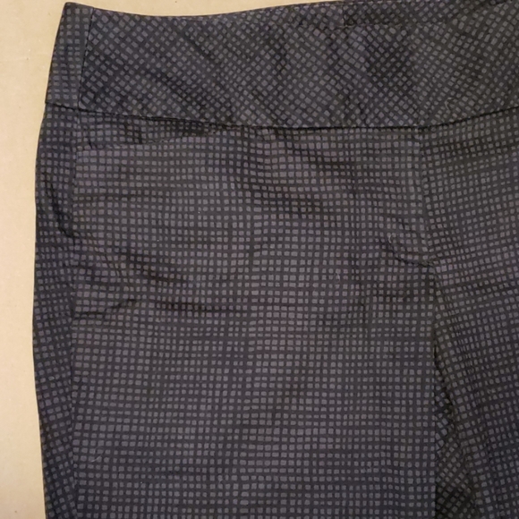 Express Design Studio Editor Black Check Capris 10 - Picture 3 of 8
